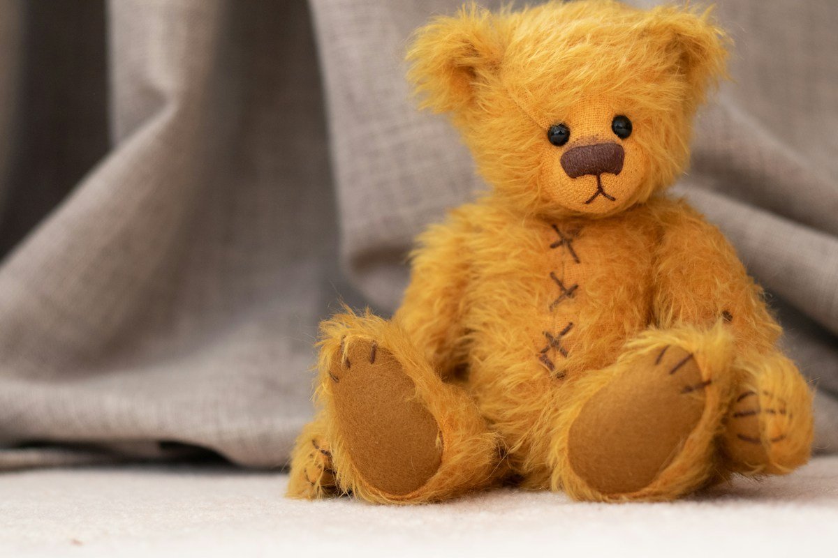 Teddybär mit genähtem Flicken auf dem Bauch